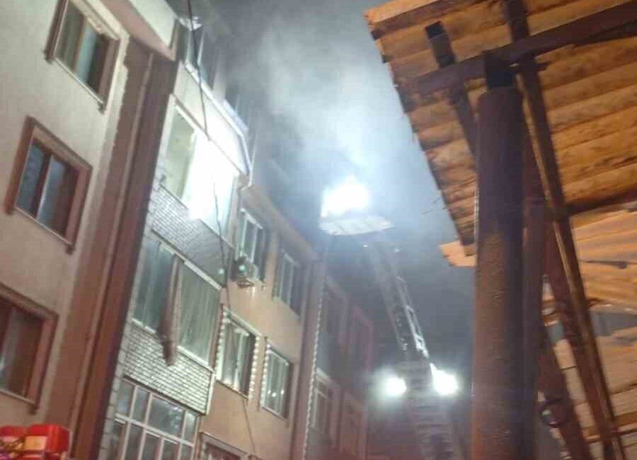 Küçükçekmece’de bulunan dört katlı bir binanın çatı katında meydana gelen