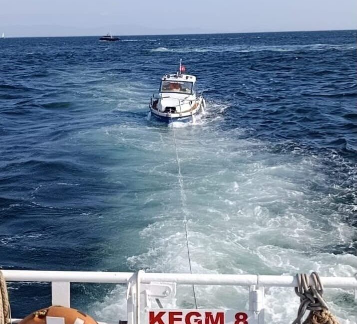 Kıyı Emniyeti Genel Müdürlüğü ekipleri, Küçükçekmece açıklarında bir kişiyi taşıyan