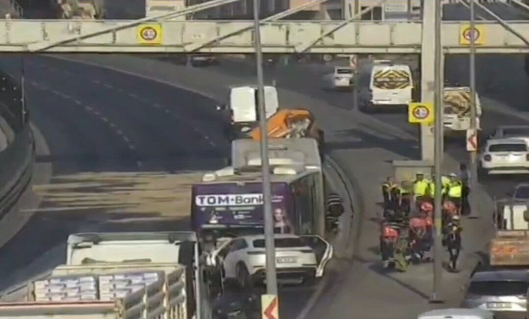 Küçükçekmece’de meydana gelen trafik kazasında, otomobilin İETT otobüsüne çarpması sonucunda