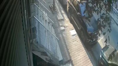 Küçükçekmece’de, sokakta oyun oynayan ve yolun karşısına geçmek isteyen 5
