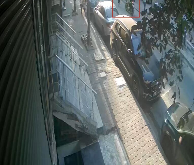 Küçükçekmece’de, sokakta oyun oynayan ve yolun karşısına geçmek isteyen 5