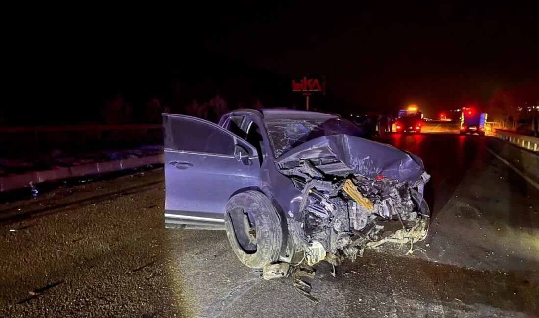 Manisa’nın Kula ilçesinde meydana gelen trafik kazasında, bir otomobil refüjü