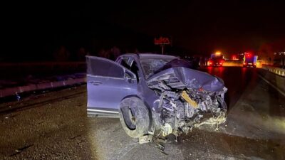Manisa’nın Kula ilçesinde meydana gelen trafik kazasında, bir otomobil refüjü