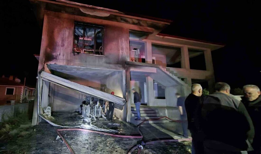 Kulu ilçesinde bir ev inşaatının garaj kısmında meydana gelen yangında,