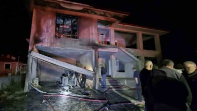 Kulu ilçesinde bir ev inşaatının garaj kısmında meydana gelen yangında,