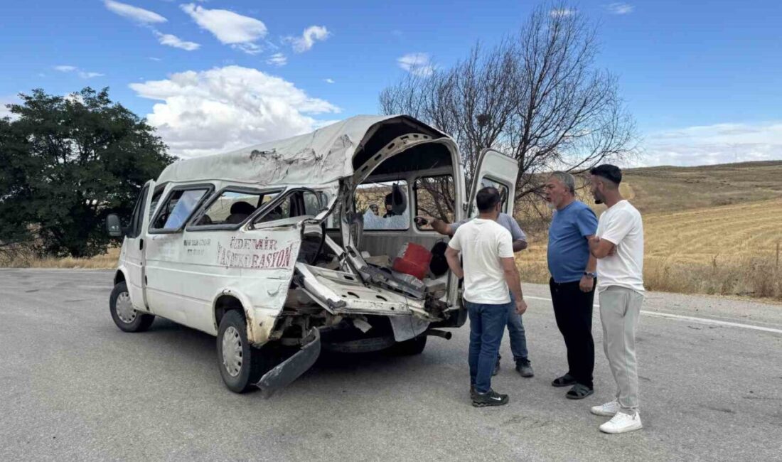 Kulu ilçesinde ev eşyalarıyla dolu bir kamyonet ile minibüsün çarpıştığı