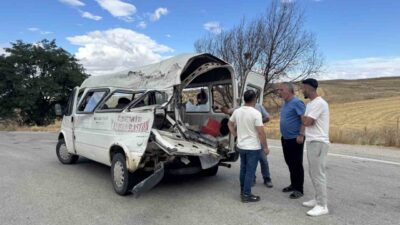 Kulu ilçesinde ev eşyalarıyla dolu bir kamyonet ile minibüsün çarpıştığı