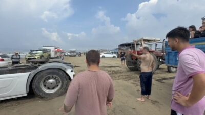 Erzin ilçesinin Burnaz Plajı’nda, plajda ilerlerken tekerlekleri kuma saplanan ve
