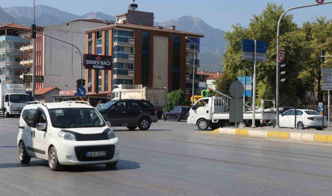 Denizli’de, Fevzi Çakmak Bulvarı Ulus Kavşağı’nda “U Dönüşü Yapılmaz” tabelasına