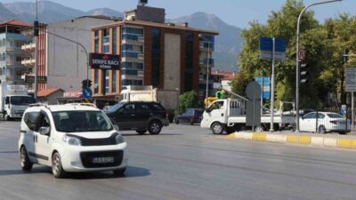 Denizli’de, Fevzi Çakmak Bulvarı Ulus Kavşağı’nda “U Dönüşü Yapılmaz” tabelasına