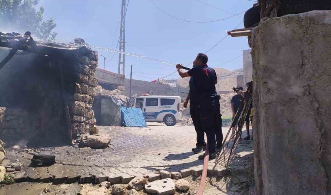 Siirt’in Kurtalan ilçesinde, ekmek yapımında kullanılan bir tandırda çıkan yangın,