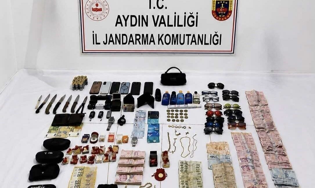 Kuşadası ilçesindeki sahil hattında artan hırsızlık olaylarına müdahale eden jandarma