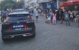 Kuşadası ilçesinde, telefonla başlayan bir kavga sokak ortasında silahlı saldırıya