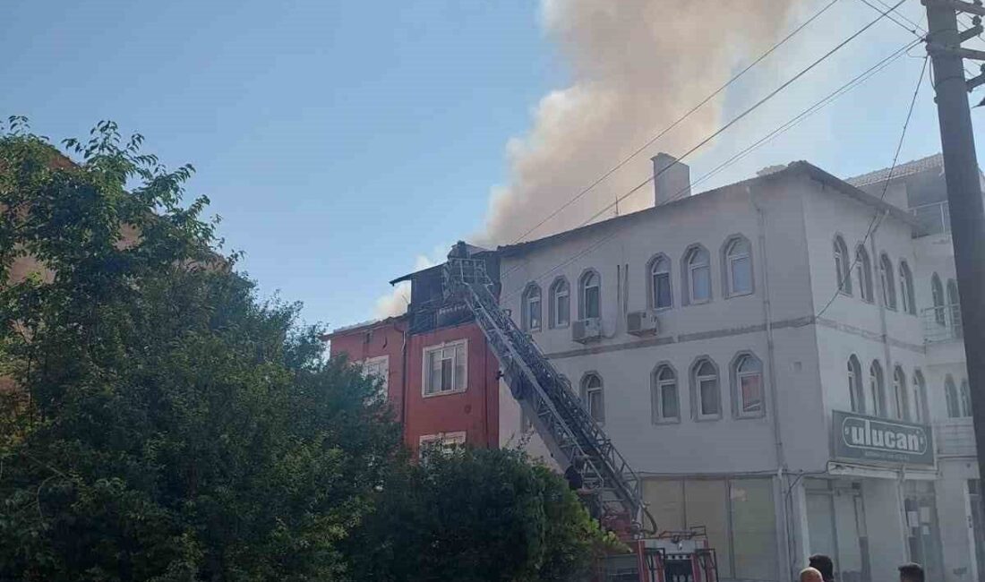 Kütahya’da bulunan bir binanın çatı katında meydana gelen yangın korkuya