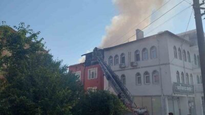 Kütahya’da bulunan bir binanın çatı katında meydana gelen yangın korkuya