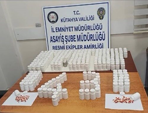 Kütahya’da polis ekipleri, şüpheli davranışlar sergileyen bir aracı durdurarak içerisinde