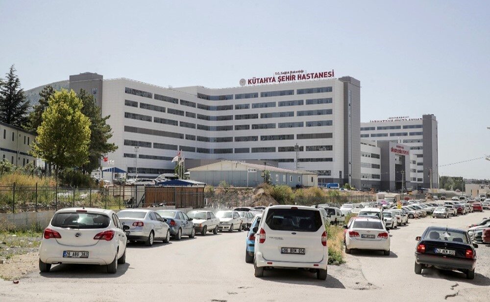 Kütahya’da cezaevinden hastaneye sevk edilen bir mahkum, Kütahya Şehir Hastanesi’nde