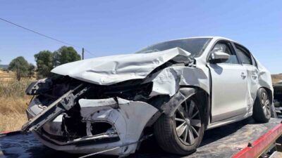 Kütahya’da meydana gelen trafik kazasında 2 otomobil çarpıştı ve kazada