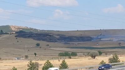 Kütahya’da bir otluk alanda başlayan yangın, bekçi kulübesine sıçradı ancak