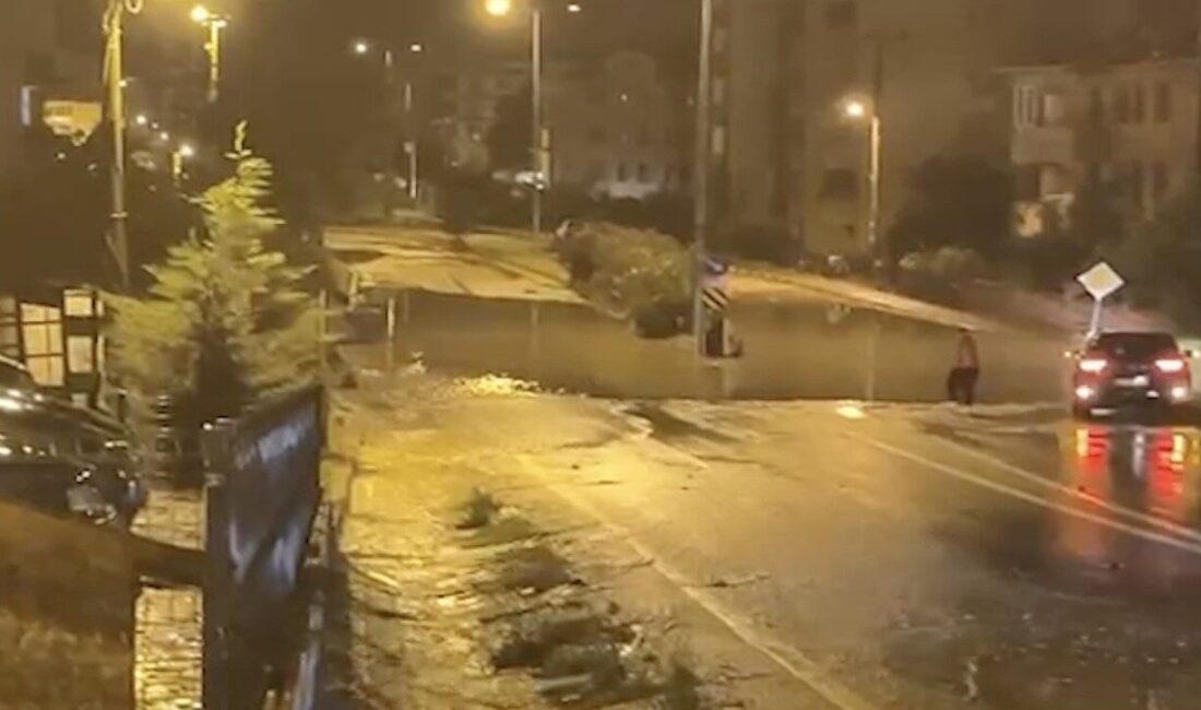 Kastamonu’nun Cide ilçesinde meydana gelen şiddetli yağış nedeniyle cadde ve