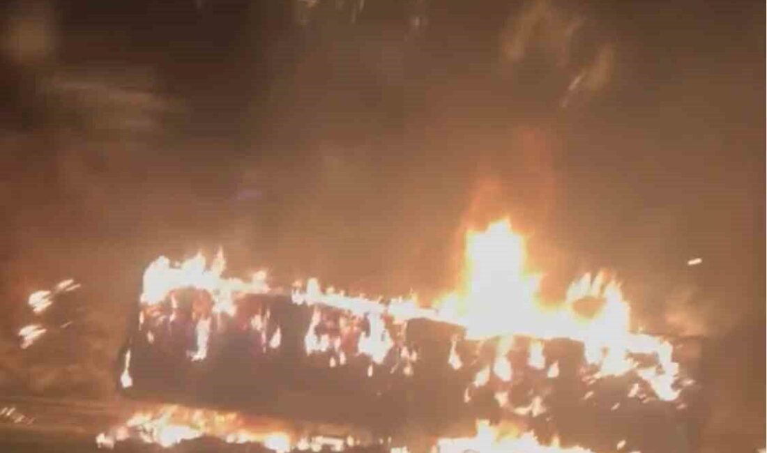 İstanbul’da gece saatlerinde seyir halindeki bir tırın dorsesinde bulunan saman