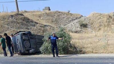 Adıyaman’ın Kahta ilçesinde meydana gelen trafik kazasında, lastiği patlayan bir