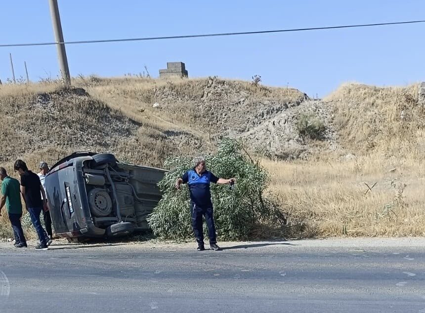 Adıyaman’ın Kahta ilçesinde meydana gelen trafik kazasında, lastiği patlayan bir