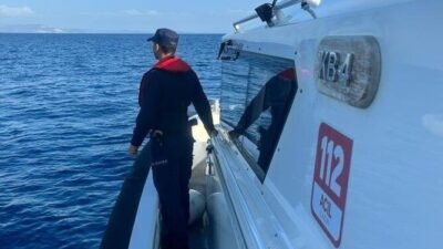 Didim ilçesine bağlı Cennet Koyu açıklarında bulunan bir lastik botta
