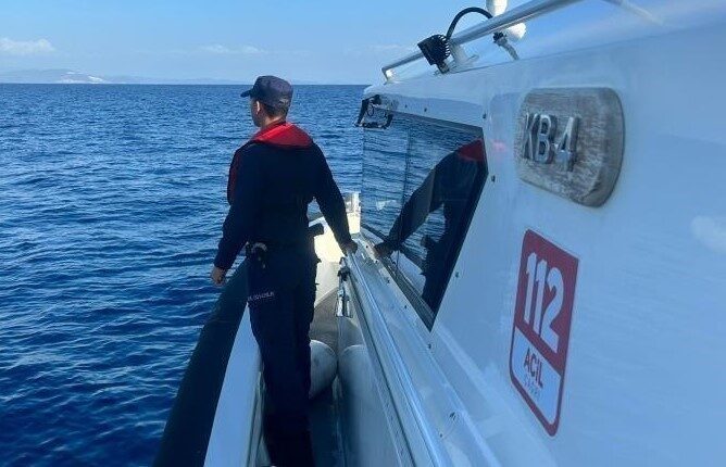 Didim ilçesine bağlı Cennet Koyu açıklarında bulunan bir lastik botta