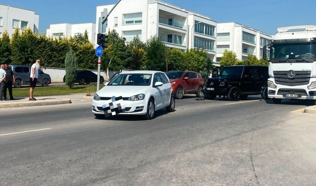 Eskişehir’de lüks bir cip ile bir otomobilin çarpışması sonucu meydana