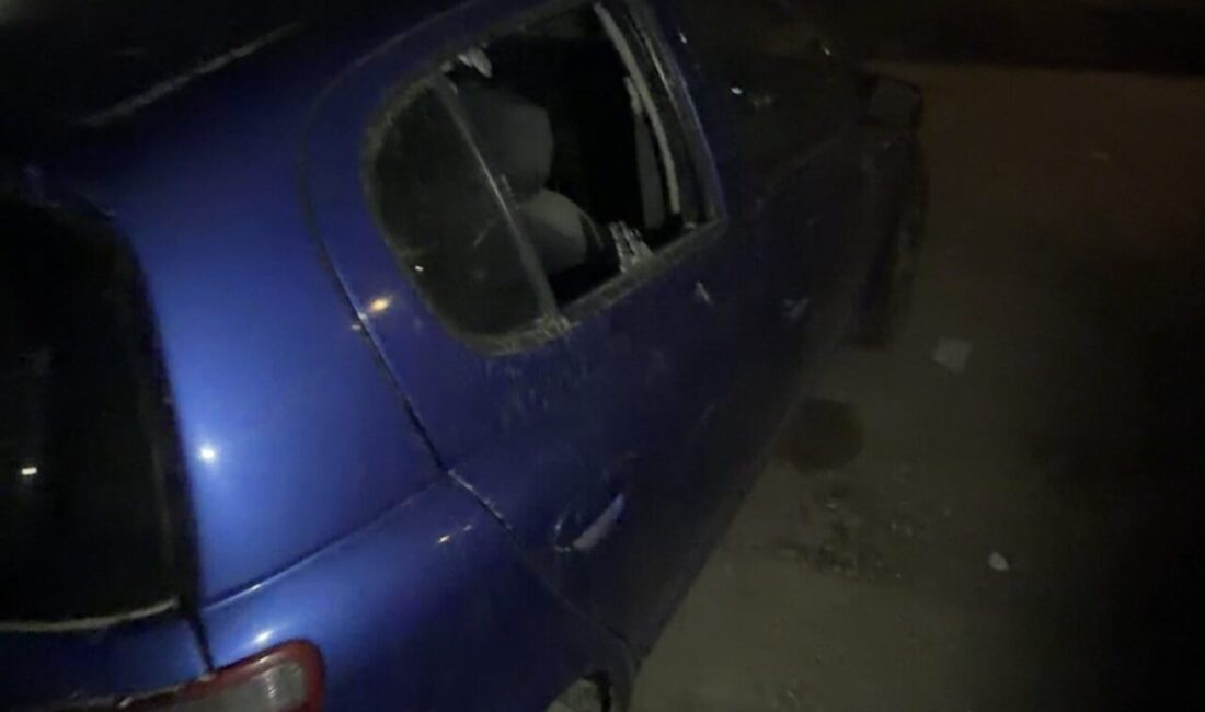 Lüleburgaz ilçesindeki bir otoparkta, kaldırım taşlarıyla bir grup tarafından birçok