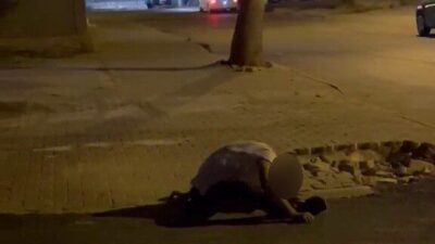 Adıyaman’da, bir kişinin iddia edildiğine göre uyuşturucu etkisi altında sokakta