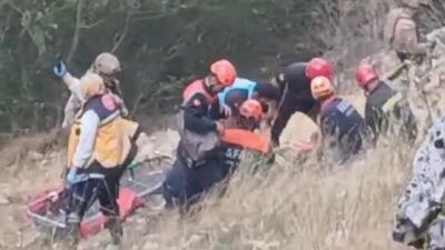 Konya’da bir kadın, Seydişehir ilçesinde bulunan Ferzene Mağarası’nda mağara girişinde