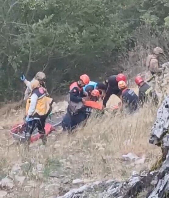 Konya’da bir kadın, Seydişehir ilçesinde bulunan Ferzene Mağarası’nda mağara girişinde