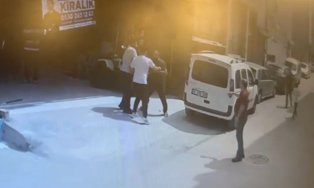 Bursa’da bir dükkan konusundaki anlaşmazlık, akrabalar arasında çıkan münakaşanın hızla
