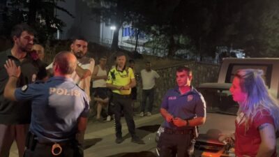 Bursa’da, alkollü olduğu belirlenen bir kadın sürücü, park halindeki bir