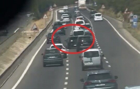 Bursa’nın İnegöl ilçesinde bir sürücü, trafikte araçları tehlikeye düşürecek şekilde