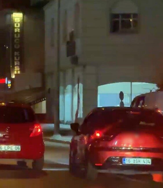Bir otomobil sürücüsü, Bursa’da trafiğin yoğun olduğu ana yol üzerinde