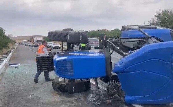 Malatya’da bir traktör sürücünün hakimiyetinden çıkarak devrildi. Olay, sabah saatlerinde