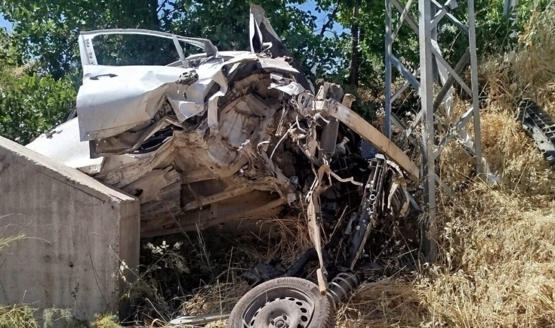 Malatya’da bir otomobilin kontrolden çıkarak menfeze çarpması sonucu meydana gelen