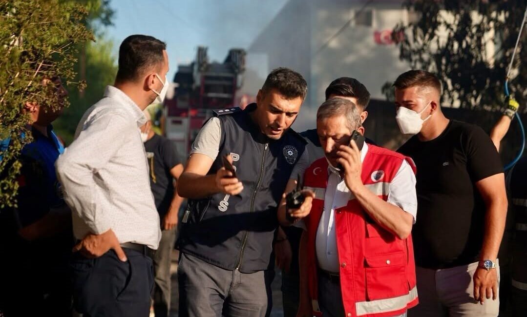 Yeşiltaş Mahallesi’nde çıkan yangın kontrol altına alındıktan sonra soğutma çalışmalarının