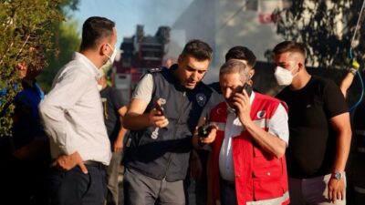 Yeşiltaş Mahallesi’nde çıkan yangın kontrol altına alındıktan sonra soğutma çalışmalarının