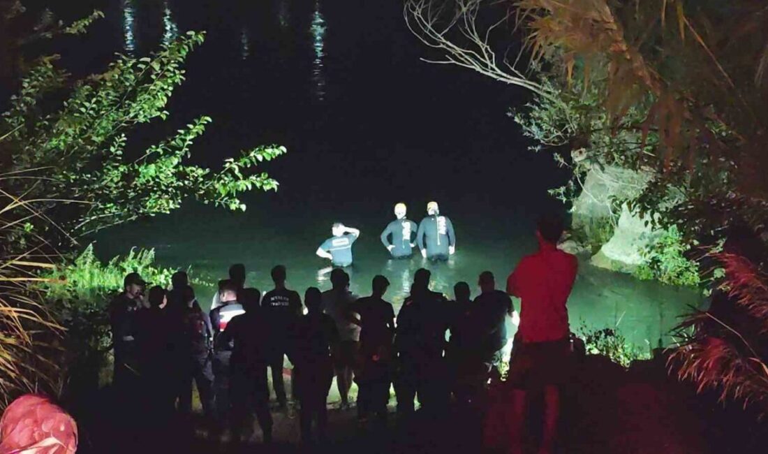 Manavgat Şelalesi’nin ortasındaki bir adacıkta su seviyesinin yükselmesi sonucu mahsur