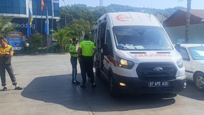 Manavgat ilçesinde meydana gelen bir kaza sonucunda, sürücüsünün kontrolünü kaybettiği