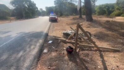 Manavgat ilçesinde yaşanan bir trafik kazasında, motosikletin yoldan çıkarak tel