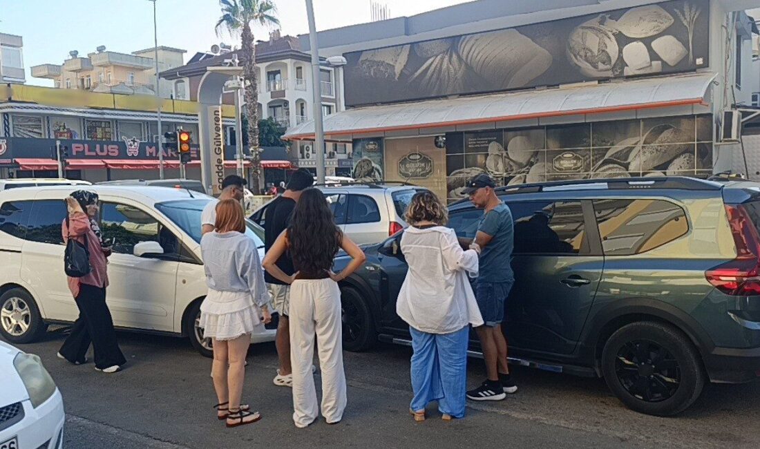 Manavgat ilçesinde meydana gelen trafik kazasında, sürücü direksiyon hakimiyetini kaybederek