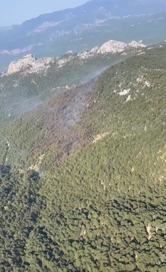 Antalya’da sarp ve dağlık bir arazide başlayan orman yangını, hem