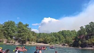 Manavgat ilçesinde çıkan orman yangınıyla ilgili müdahaleler, hem havadan hem