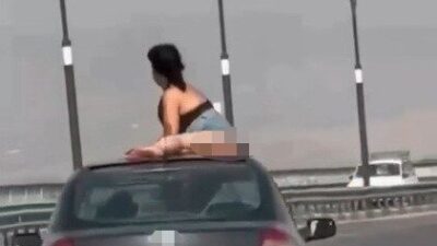 Manisa’nın Salihli ilçesinde, hareket halindeki bir otomobilin açılır tavanından çıkarak