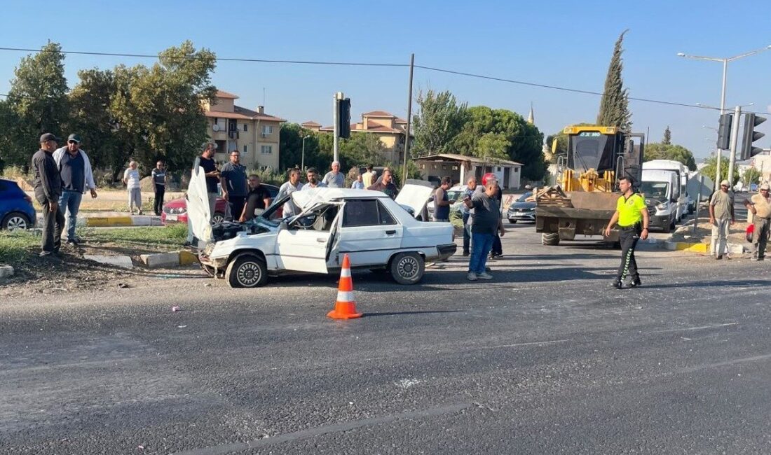 Salihli ilçesinde otomobil ile motosikletin çarpıştığı ışıklı kavşak kazasında 2’si